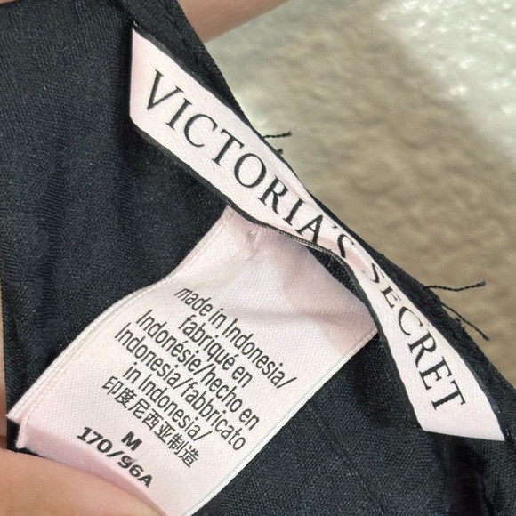 Victoria’s Secret Black Spaghetti Strap Satiny Leopard Print Tank Size Medium - Picture 2 of 5